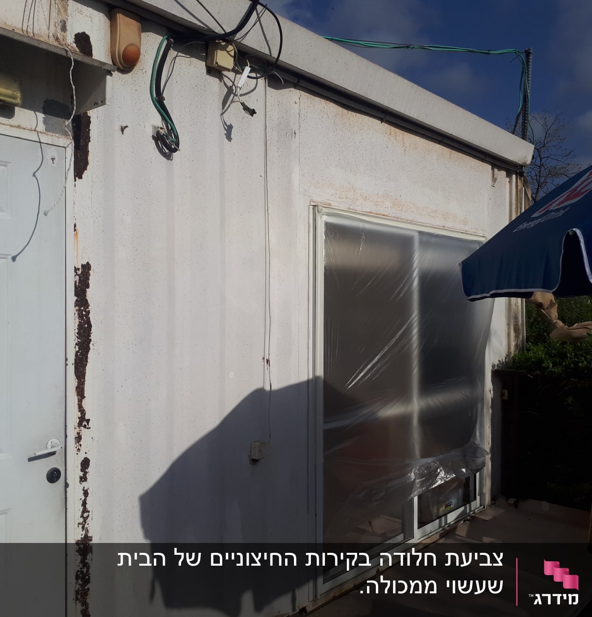 סולם צהוב ליד חלון מכוסה בניילון שקוף